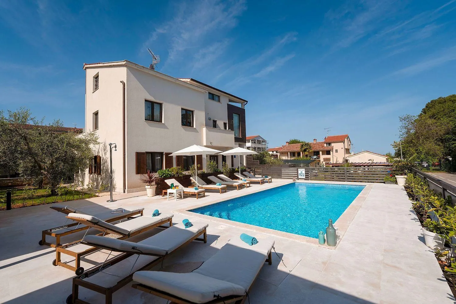 Extravagantes Apartment Nur 100 Meter Zum Strand Mit Salzwasserpool Und Jacuzzi Funtana