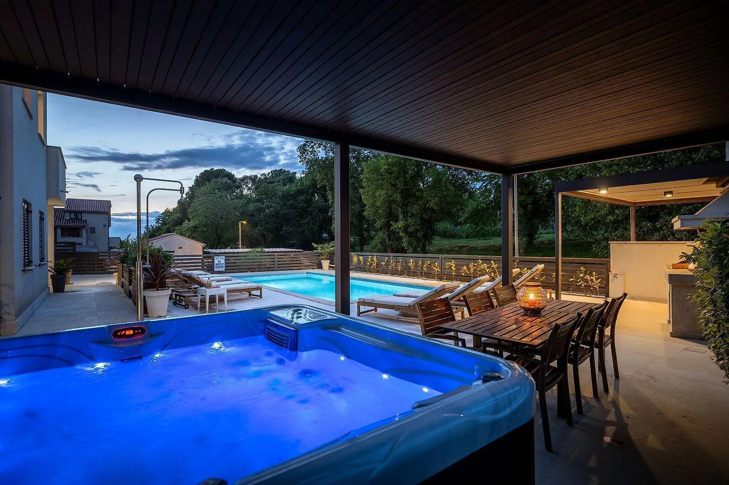 Extravagantes Apartment Nur 100 Meter Zum Strand Mit Salzwasserpool Und Jacuzzi Funtana