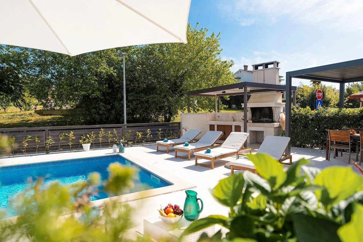 Extravagantes Apartment Nur 100 Meter Zum Strand Mit Salzwasserpool Und Jacuzzi Funtana