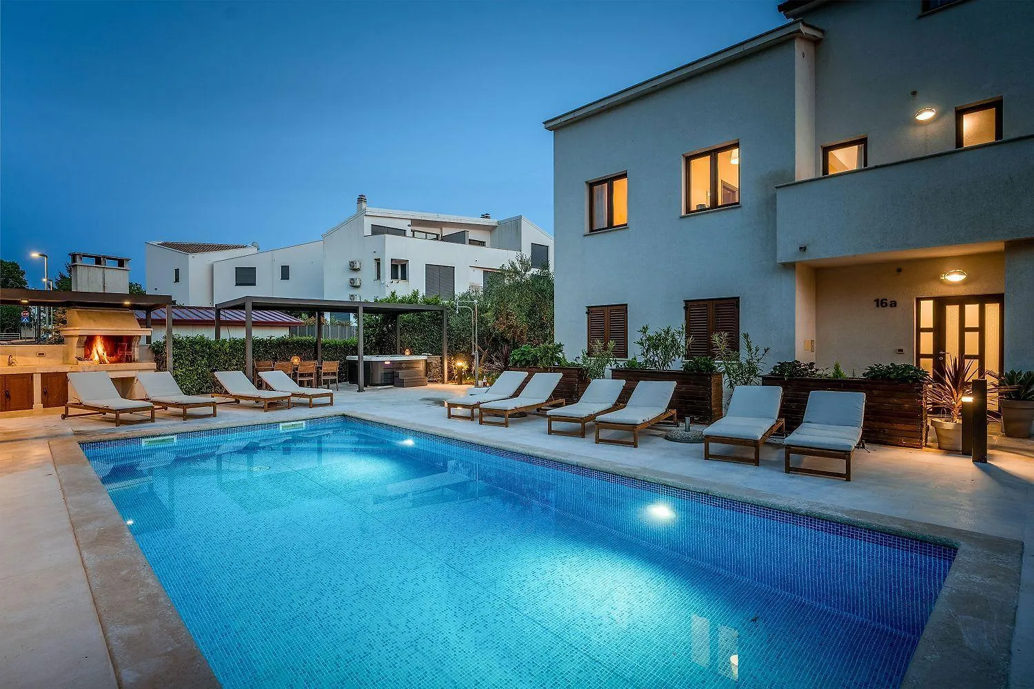 Extravagantes Apartment Nur 100 Meter Zum Strand Mit Salzwasserpool Und Jacuzzi Funtana