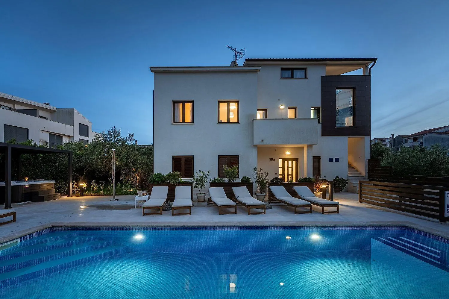 Extravagantes Apartment Nur 100 Meter Zum Strand Mit Salzwasserpool Und Jacuzzi Funtana