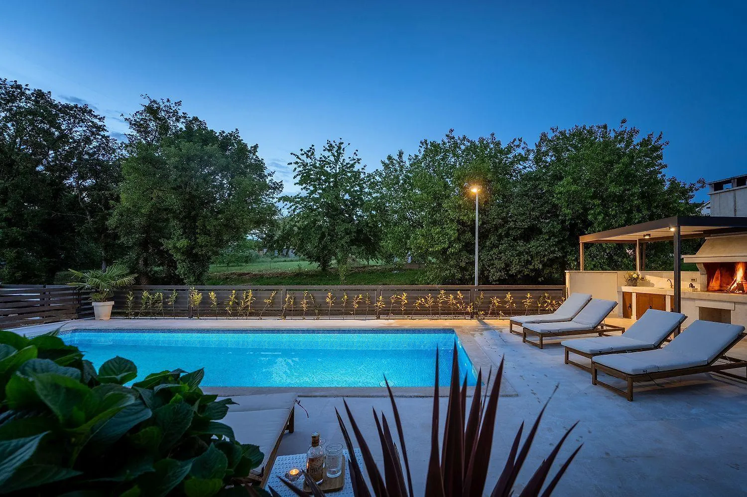 Extravagantes Apartment Nur 100 Meter Zum Strand Mit Salzwasserpool Und Jacuzzi Funtana 0*,  Croatia