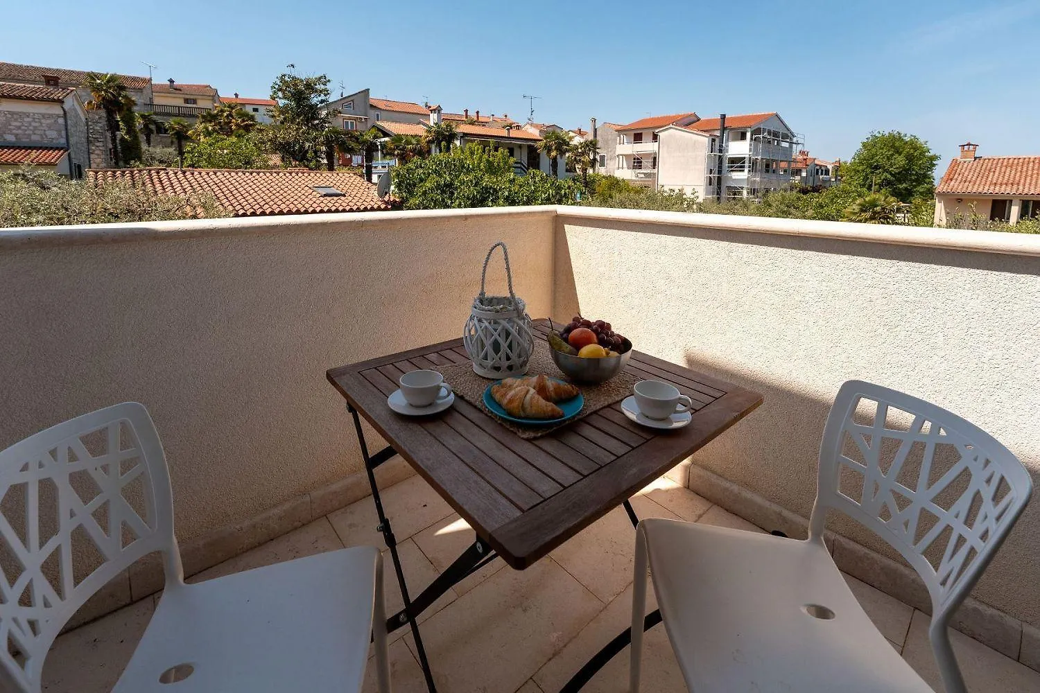 Extravagantes Apartment Nur 100 Meter Zum Strand Mit Salzwasserpool Und Jacuzzi Funtana 0*,  Croatia