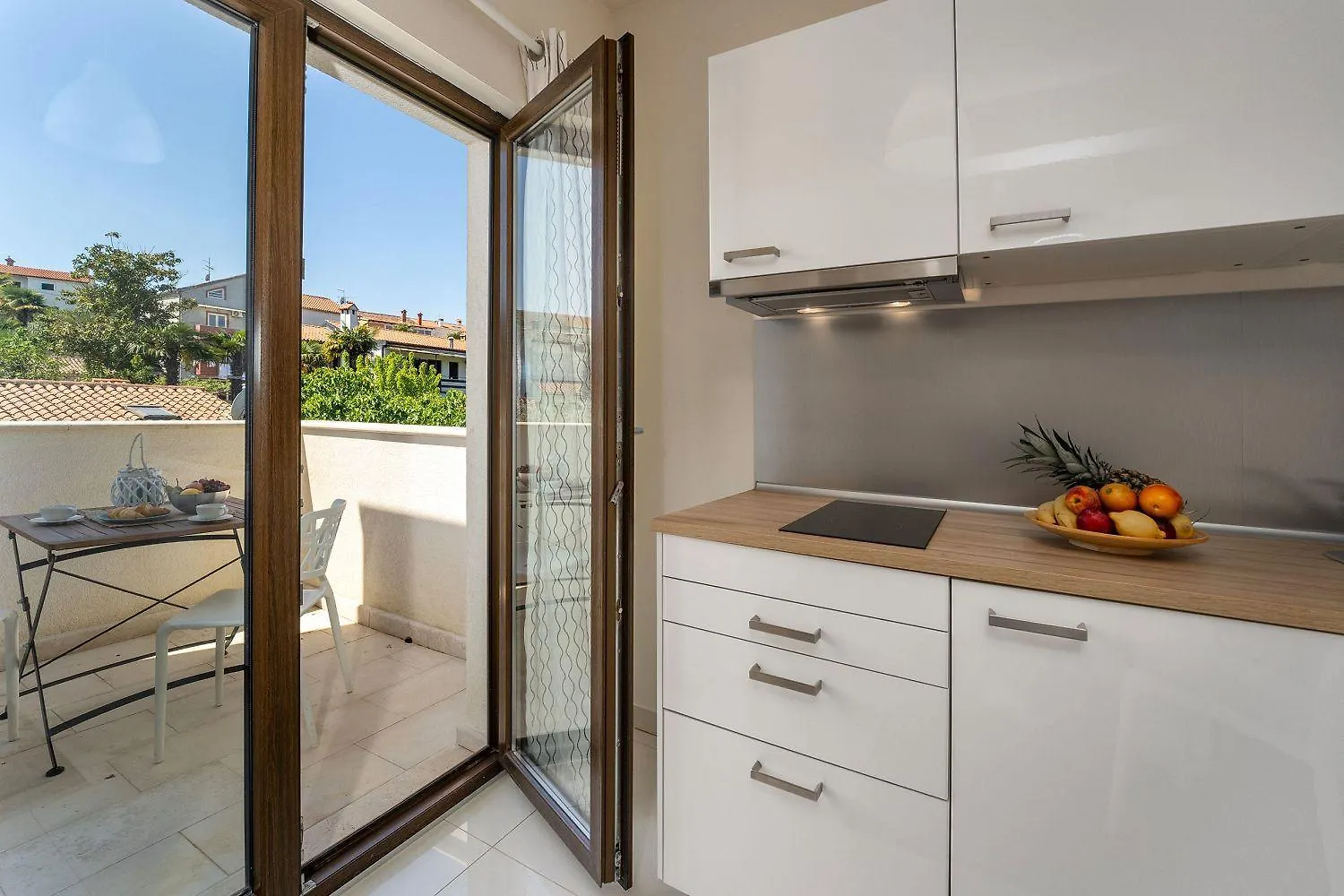 Extravagantes Apartment Nur 100 Meter Zum Strand Mit Salzwasserpool Und Jacuzzi Funtana 0*,  Croatia