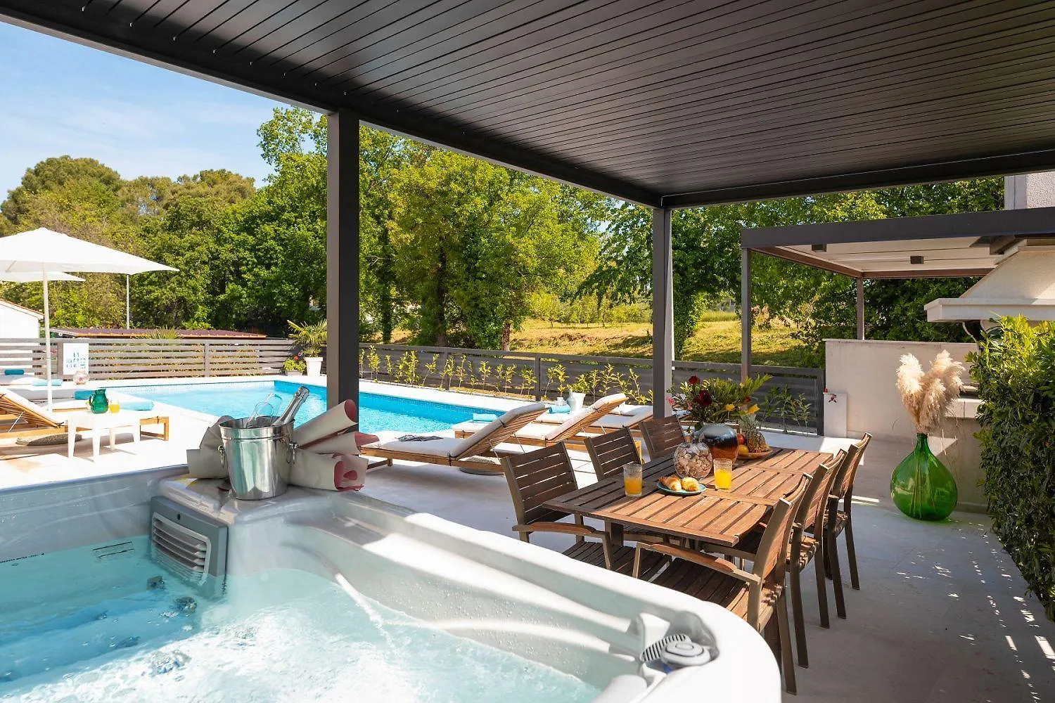 Extravagantes Apartment Nur 100 Meter Zum Strand Mit Salzwasserpool Und Jacuzzi Funtana 0*,