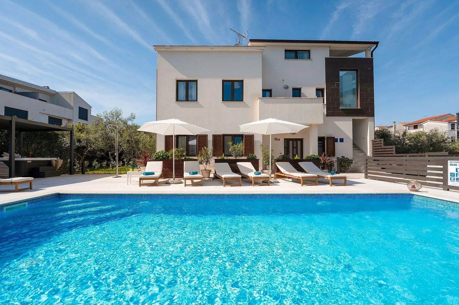 Extravagantes Apartment Nur 100 Meter Zum Strand Mit Salzwasserpool Und Jacuzzi Funtana